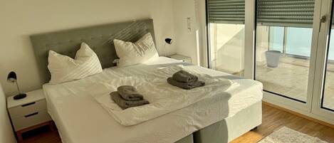 2 bedrooms, desk, WiFi, bed sheets