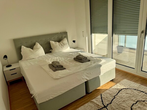 2 bedrooms, desk, WiFi, bed sheets