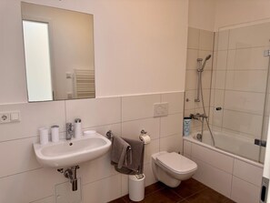 Shower, free toiletries, hair dryer, towels - Apartment 'Stilvolles  Zentrum Berlin' with Balcony and Wi-Fi (Berlin)