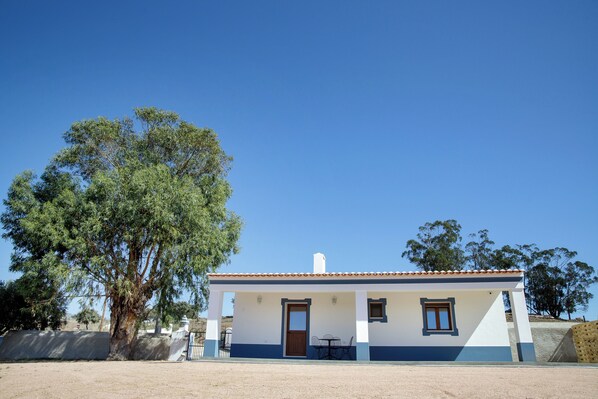 Un petit bâtiment d’un seul étage, doté d’un toit recouvert de tuiles, d’une porte et d’une fenêtre.