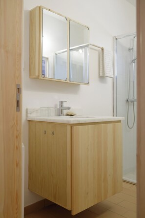 Ducha, secador de pelo, toallas, jabón