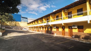 Escritorio, espacio para trabajar con laptop y wifi gratis