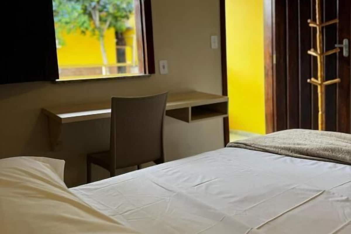 Dobbeltrom for 1 person – basic | Skrivebord, skrivebord for bærbar PC og wi-fi (inkludert)