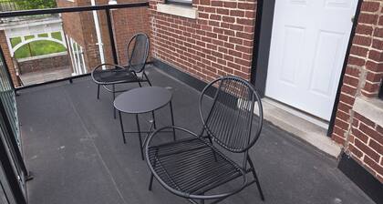 Charming 3-bedroom upper duplex in delightful Detroit. 10 mins from downtown!