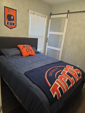 3 habitaciones, tabla de planchar con plancha, wifi y ropa de cama