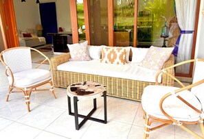 Vila superluxo, 2 quartos, piscina particular, vista para o jardim | Área de estar