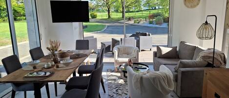 Casa Confort, vista al jardín | Área de sala de estar | Televisión LED de 102 cm con canales digitales