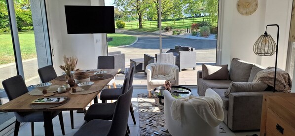 Casa Confort, vista al jardín | Área de sala de estar | Televisión LED de 102 cm con canales digitales