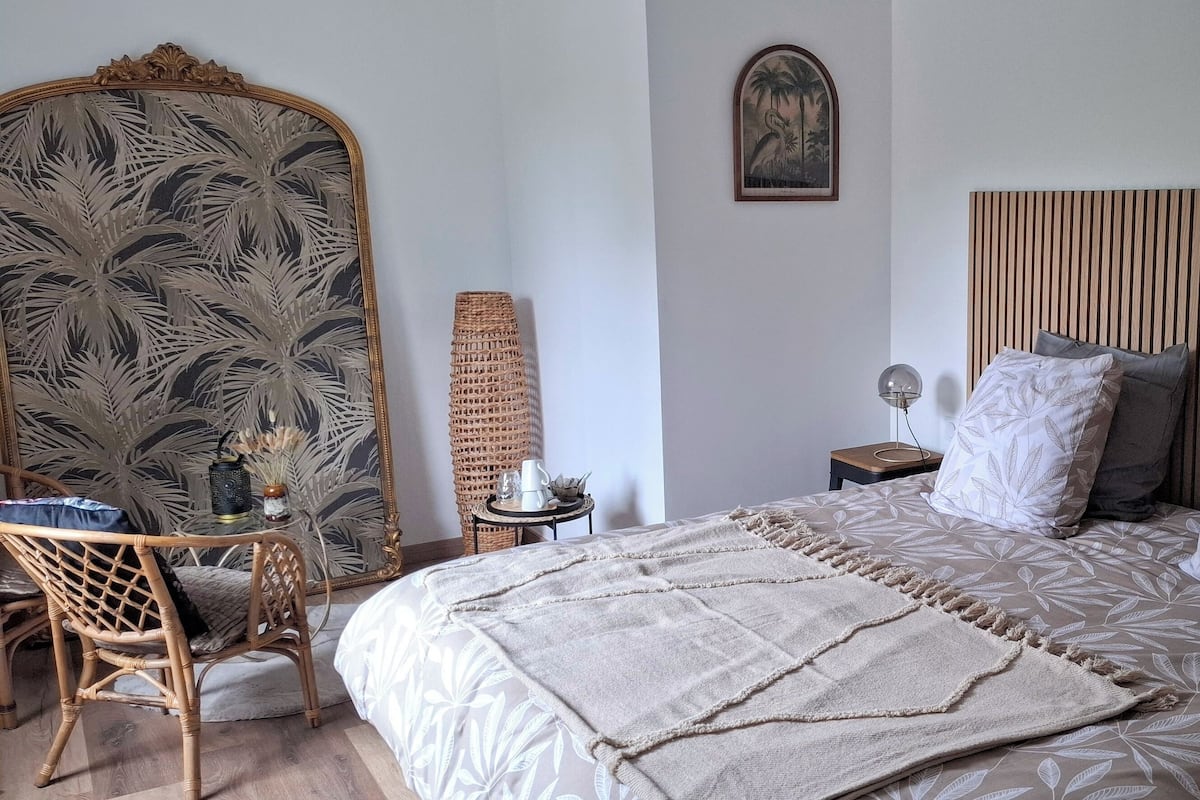 Premium bedding, blackout curtains, free cots/infant beds, free WiFi