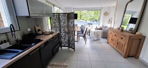 Casa Confort, vista al jardín | Cocina privada | Cafetera y tetera, tetera eléctrica, periquera y artículos de limpieza