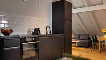 Departamento Deluxe, 1 cama King size y sofá cama, vista a la montaña, junto a la montaña | Cocina privada | Cafetera y tetera y tetera eléctrica