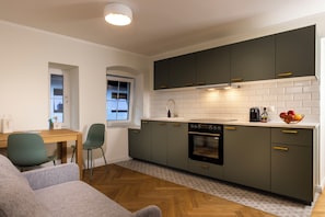 Classic Apartment, 1 King Bed, Non Smoking, Courtyard View | Living area | Flat-screen TV - fil HOME (Leisach)