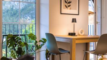 Comfort Apartment, 1 King Bed with Sofa bed, Balcony, Mountain View | Living area