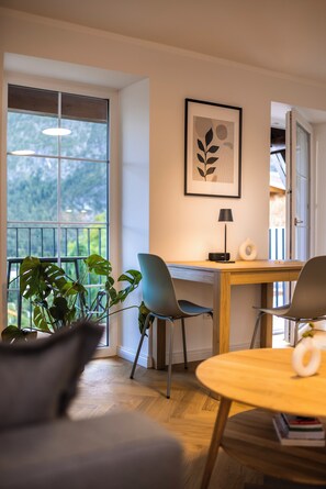 Appartement Confort, 1 très grand lit et 1 canapé-lit, balcon, vue montagne | Coin séjour