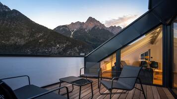Deluxe Apartment, 1 King Bed with Sofa bed, Mountain View, Mountainside | Free WiFi