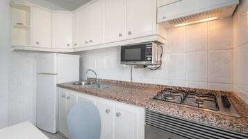 Jääkaappi, mikroaaltouuni, uuni, liesi