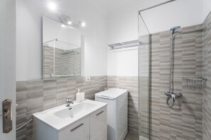 Douche, séchoir à cheveux, serviettes fournies