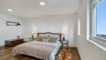 Tabla de planchar con plancha, wifi y ropa de cama