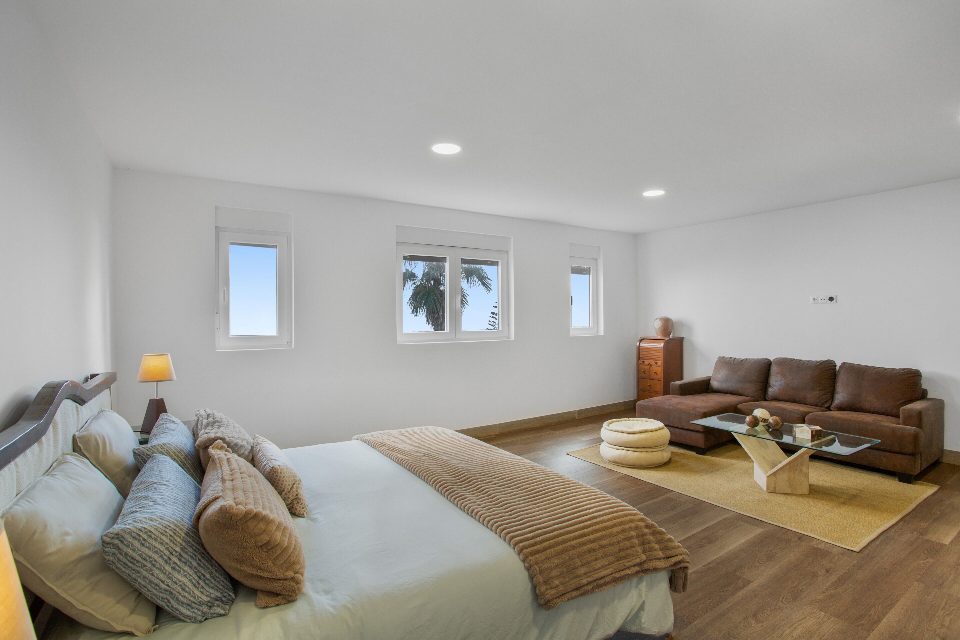 Tabla de planchar con plancha, wifi y ropa de cama 