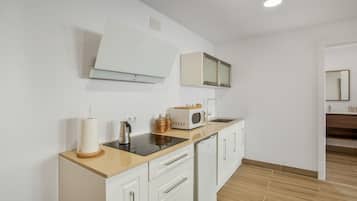 Frigorífico, microondas, horno y placa de cocina