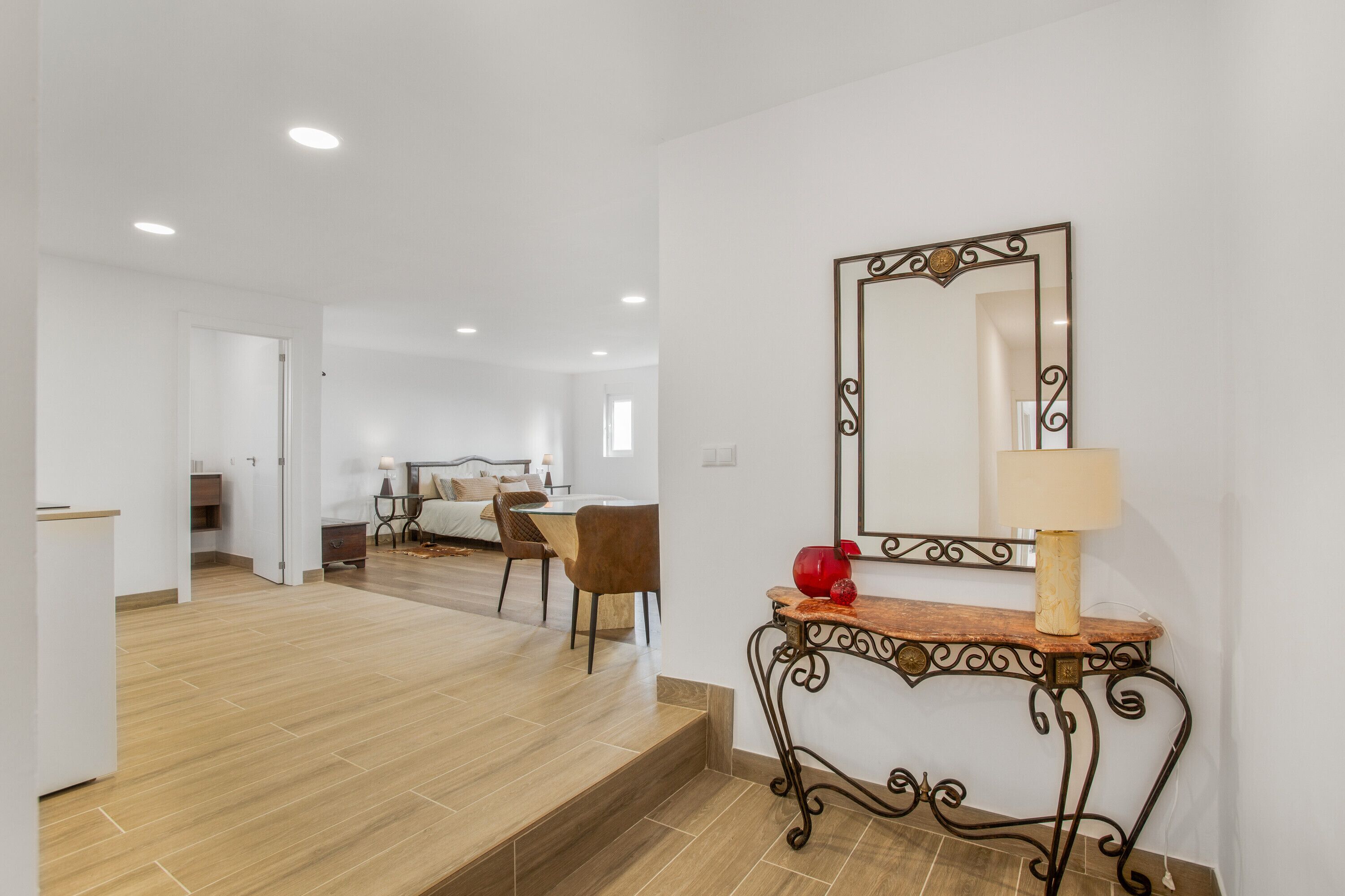 Een strijkplank/strijkijzer, wifi, beddengoed