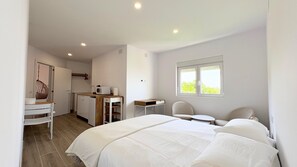 1 dormitorio, tabla de planchar con plancha, wifi y ropa de cama