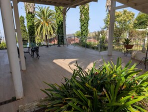 Outdoor dining - Vacation 'Bastion Del Drago - 3' with Mountain View, Shared Terrace and Wi-Fi (Arucas)