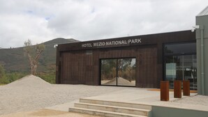 Un edificio moderno con un cartel que dice 'HOTEL MEZIO NATIONAL PARK'.
