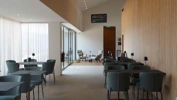 Desayuno buffet diario (EUR 14 por persona)