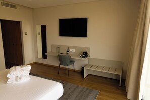 Minibar, desk, laptop workspace, soundproofing - Hotel Mezio National Park (Arcos de Valdevez)