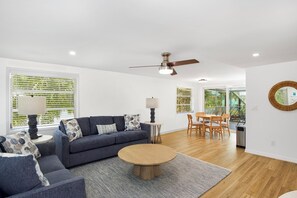 TV - ☀️ Private Pool - Pet Friendly - Seashell Blue ☀️ (Fort Myers Beach)