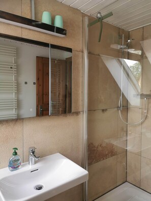 Dusche, Haartrockner, Handtücher, Seife