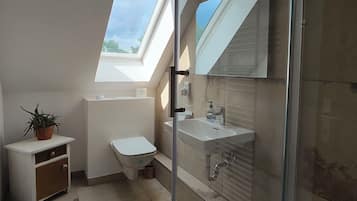 Dusche, Haartrockner, Handtücher, Seife