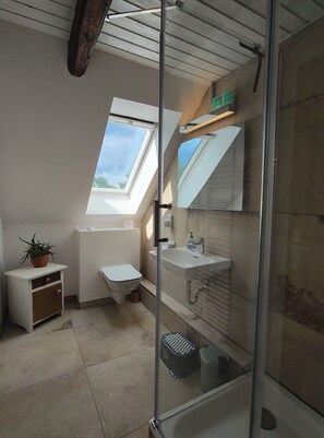 Een douche, een haardroger, handdoeken, zeep