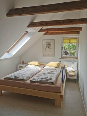2 bedrooms, desk, travel cot, free WiFi