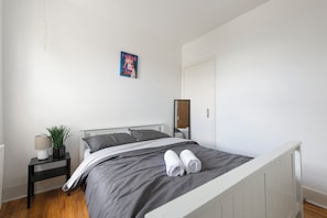 4 habitaciones, tabla de planchar con plancha, wifi y ropa de cama
