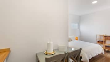 1 dormitorio, tabla de planchar con plancha, wifi y ropa de cama