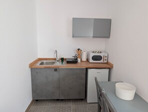 Kühlschrank, Mikrowelle, Herdplatte, Wasserkocher mit Kaffee-/Teezubehör