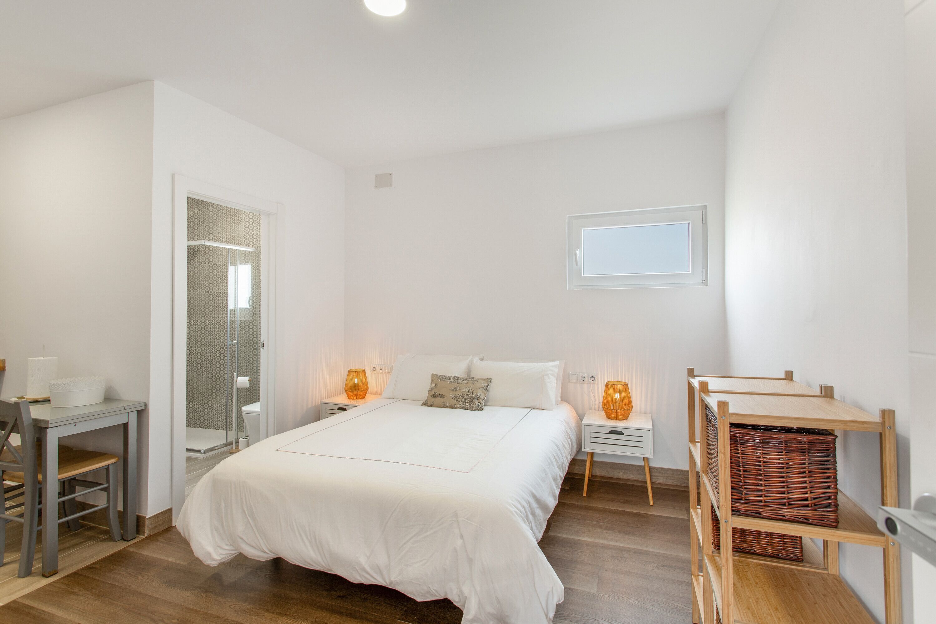 1 slaapkamer, een strijkplank/strijkijzer, wifi, beddengoed