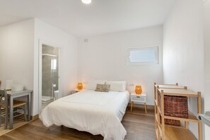 1 dormitorio, tabla de planchar con plancha, wifi y ropa de cama