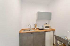 Frigorífico, microondas, placa de cocina y cafetera o tetera