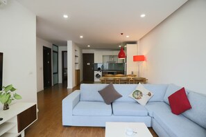 Apartamento luxo, 2 quartos, vista para a cidade | Escrivaninha, espaço de trabalho para notebook, cortinas blackout