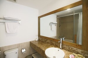 Appartement Deluxe, 2 chambres, vue ville | Salle de bain