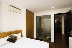 Deluxe Apartment, 2 Bedrooms, City View | Bathroom | Shower, slippers, towels, shampoo