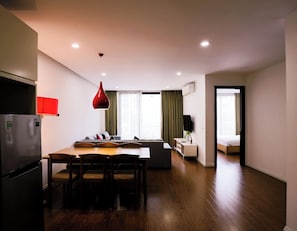 Apartamento luxo, 2 quartos, vista para a cidade | Escrivaninha, espaço de trabalho para notebook, cortinas blackout