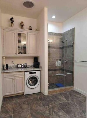 Ducha, secador de pelo, bidé y toallas