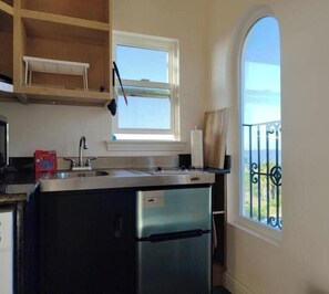 Réfrigérateur, micro-ondes, plaque de cuisson, cafetière/bouilloire