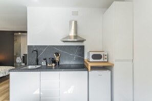 Fridge, microwave, stovetop, coffee/tea maker