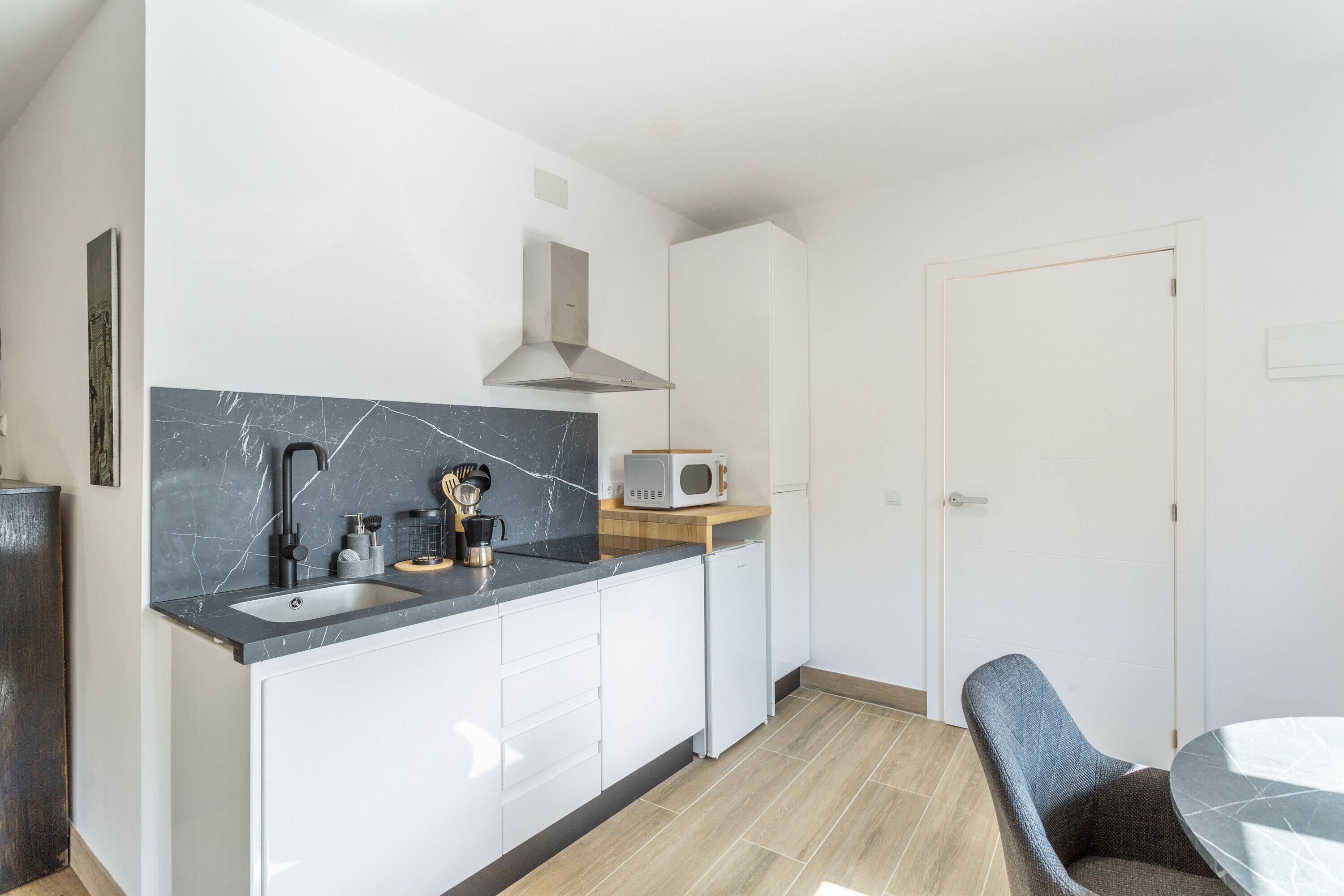 Een koelkast, een magnetron, een kookplaat