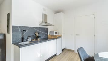 Frigorífico, microondas, placa de cocina y cafetera o tetera